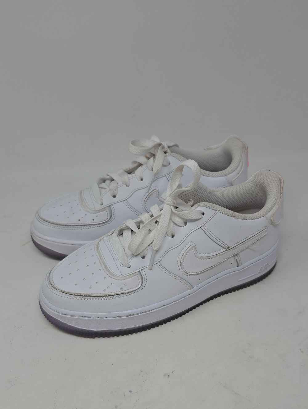 Nike White Kids Low-Top Sneakers with Light Pink Heel Accent Size 6Y
